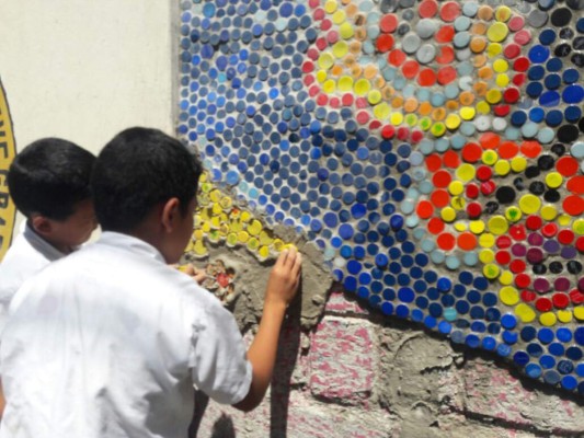 Colorido mural de Cascadas Mall adorna el CEB San Miguel de Heredia