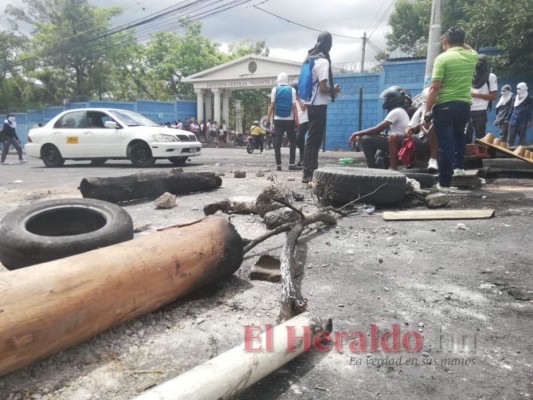 Estudiantes bloquean calle frente al Instituto Central Vicente Cáceres en la capital