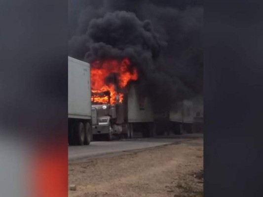 Prenden fuego a cinco camiones en la carretera que conduce a Trujillo