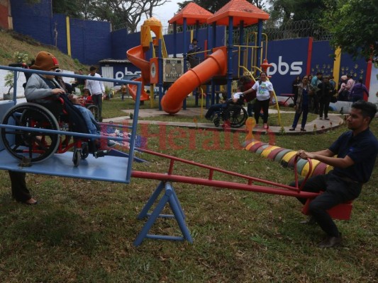 Así disfrutan los niños con los sube y baja adaptados. Fotos: Alex Pérez/EL HERALDO