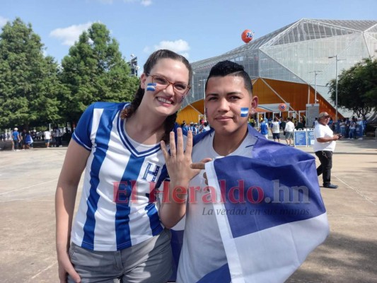 Hondureño y guapa estadounidense presumen su amor afuera del BBVA Compass&nbsp;&nbsp;