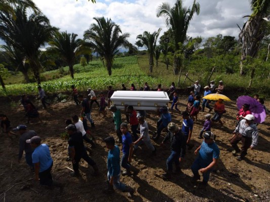 Fotos: El entierro de la niña guatemalteca que murió bajo custodia de los Estados Unidos