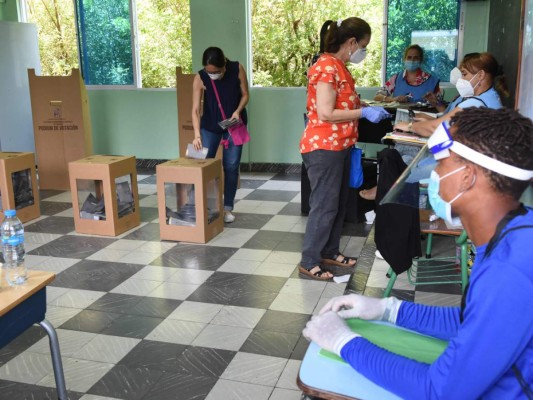 Dominicanos eligen presidente entre explosión de contagios de covid-19