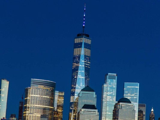 Edificios en EEUU se tiñen de azul en apoyo a los que combaten el Covid-19