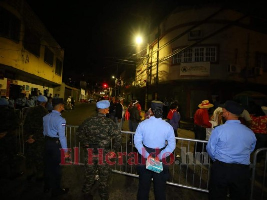 Largas filas y en completo orden, hondureños madrugaron para ingresar al Estadio Nacional