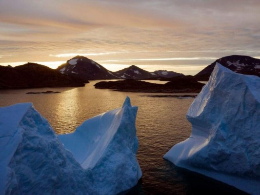 La imagen muestra una vista aérea con varios icebergs flotando al amanecer cerca de Kulusuk, Groenlandia. Foto: AP.