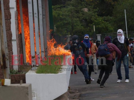 FOTOS: Gas lacrimógeno, piedras y fuego durante protestas en la capital de Honduras