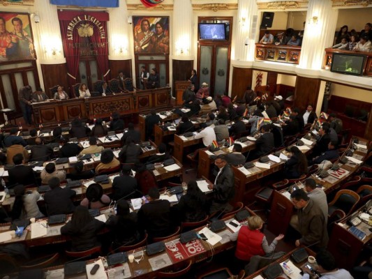 Legisladores de Evo Morales reconocen su renuncia y piden elecciones