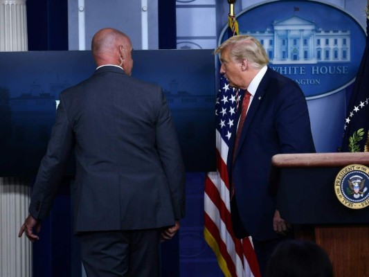 Servicio Secreto saca a Trump de una rueda de prensa por tiroteo