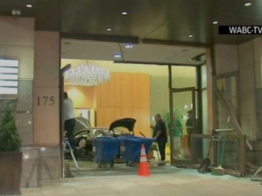 Choca auto contra vestíbulo de torre residencial Trump Plaza&nbsp;
