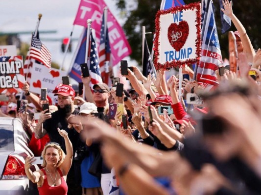 Entre gritos y aplausos reciben a Trump en las cercanías de Mar-a-Lago, Florida