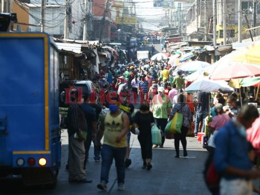 FOTOS: Mercados desbordados mientras capitalinos se exponen al Covid-19