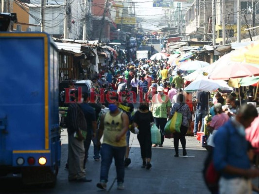 FOTOS: Mercados desbordados mientras capitalinos se exponen al Covid-19
