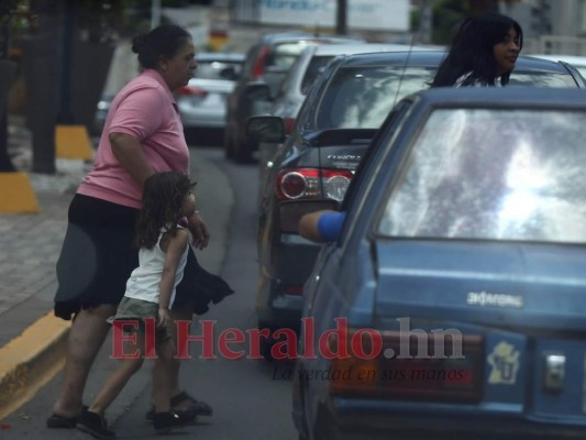 FOTOS: Un paso en falso de sus padres podría cobrar la vida de estos niños en 'cruces de la muerte' de la capital