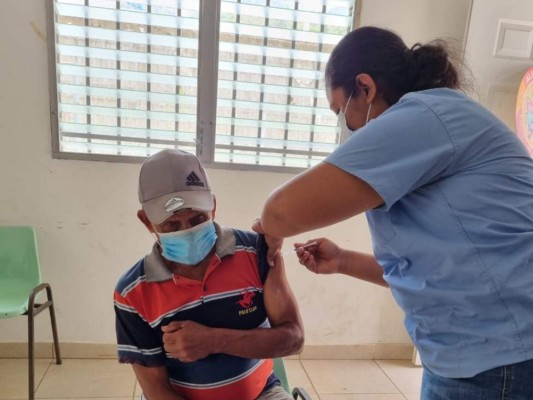 Ni con cita llegaron afiliados del IHSS a vacunarse contra el covid en Valle de Sula