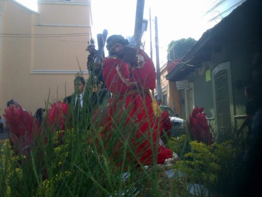 Fe y devoción de hondureños en solemne procesión del Vía Crucis