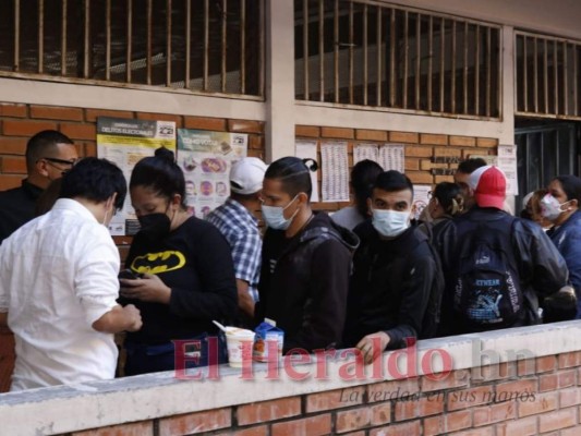Largas filas sin distanciamiento social en centros de votación de Honduras
