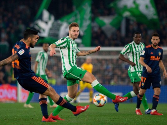 Los dos equipos empezaron el partido con mucha cautela, con el Betis buscando llevar la iniciativa ante un Valencia que esperaba atrás para buscar las salidas a la contra. Foto / AFP