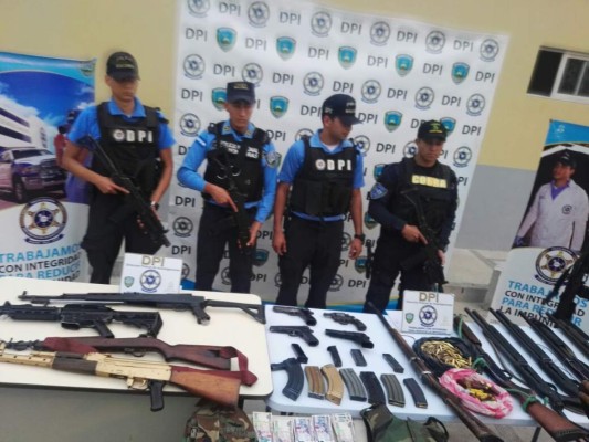 Decomisan arsenal e indumentaria militar a cuatro personas detenidas en Ajuterique
