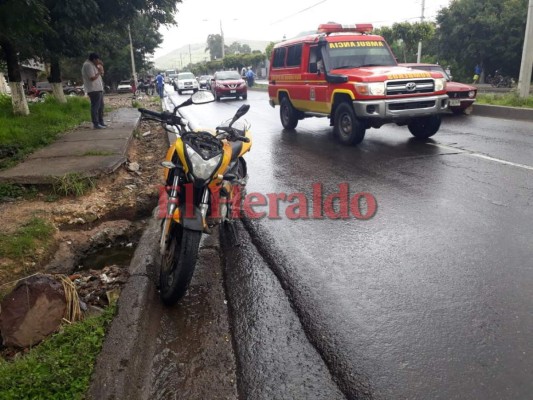 Hombre muere tras perder el control de su motocicleta en el bulevar Fuerzas Armadas