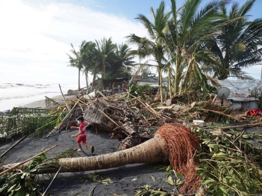 La tormenta Rai, bautizada 'Odette' en Filipinas, llega de forma tardía en la temporada de tifones, que suele extenderse entre julio y octubre. Foto: AFP