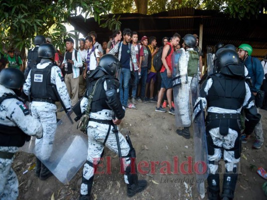 Con gritos y empujones repelen caravana migrante en México (Fotos)