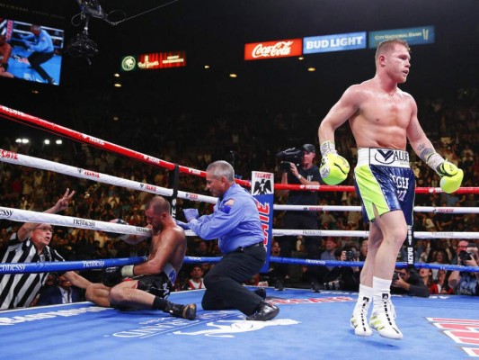 El mexicano Saúl 'Canelo' Álvarez camina a su esquina tras noquear al ruso Sergey Kovalev en una pelea por el cetro de los semipesados por la Organización Mundial de Boxeo. Foto: AP.