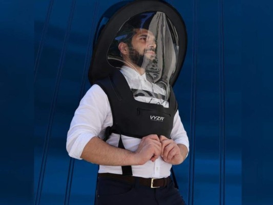El casco cuenta con fajas adaptables que se cierran a través de broches en el torso de las personas. Foto: VYZR Technologies