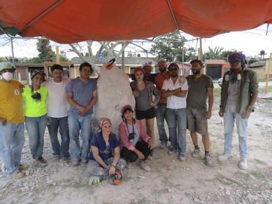 Dedicados escultores plasman su inspiración sobre piedras