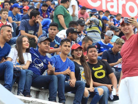 Aficionados comienzan a llenar el Estadio Nacional para ver a Ronaldinho Gaúcho