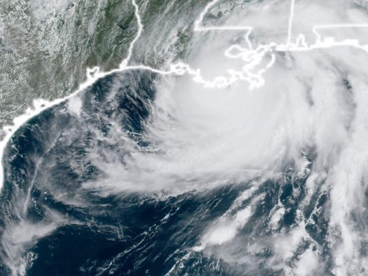 El huracán Ida, 'extremadamente peligroso', tocó tierra en Luisiana