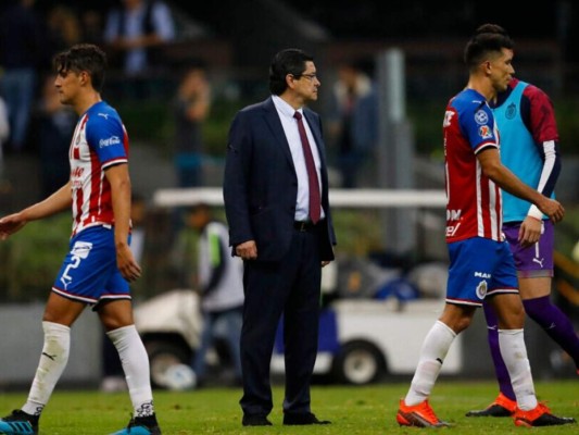Luis Fernando Tena, director técnico de Chivas, da positivo al coronavirus