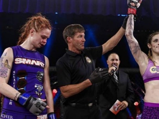 Luchadora de Artes Marciales Mixta muestra su rostro después de perder una batalla