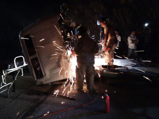 Rescatan a hombre que había quedado atrapado entre amasijo de hierro en Taulabé