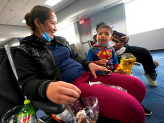 En fotos, la difícil travesía de una madre hondureña y su hijo tras detención en la frontera