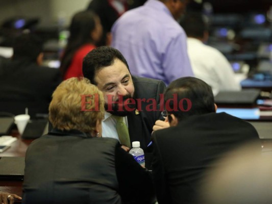 Pancartas, canciones y sonrisas, el ambiente previo a elección de fiscal general