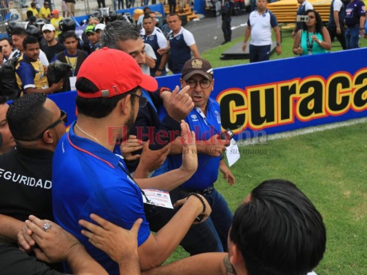 FOTOS: Golpes, empujones y gritos, así fue el altercado de Diego Vazquez en la cancha del Nacional