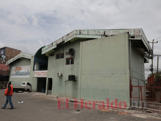 FOTOS: Habilitarán triaje en antiguo centro comercial de la Mayangle