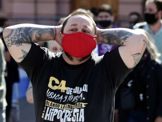 Llanto, dolor y consternación en los hinchas de Maradona por su muerte