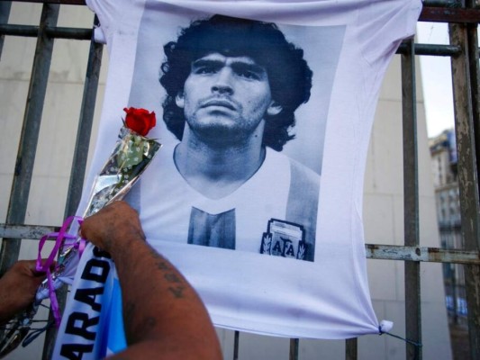 Argentinos marchan en búsqueda de respuestas sobre la muerte de Diego Maradona