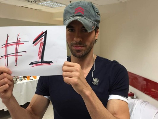 Enrique Iglesias protagoniza bochornoso playback en Cannes