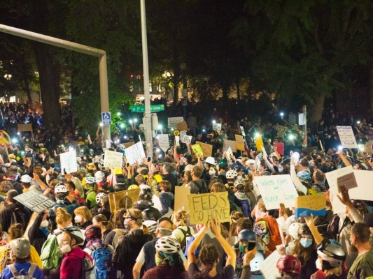 FOTOS: Manifestantes y policías se enfrentan nuevamente en Portland, EEUU