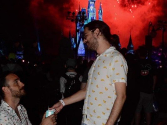 Periodista hondureño Carlos Mendoza le propone matrimonio a su novio en Disney