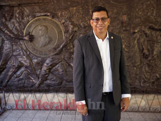 Vicerrector de la UPNFM: 'Cuando iba a la escuela llevaba los cuadernos en una bolsa de pan”