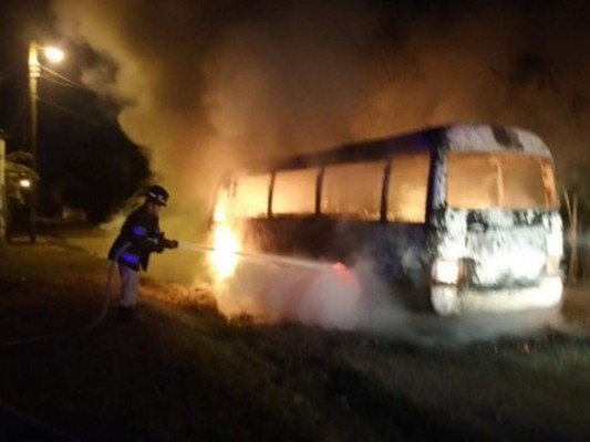 Queman bus rapidito en la Rivera Hernández de San Pedro Sula