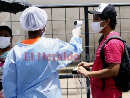 FOTOS: Pacientes sospechosos de covid-19 abarrotan triaje de la Mayangle