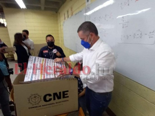 Así ejerció el sufragio David Chávez, candidato a la comuna capitalina (FOTOS)
