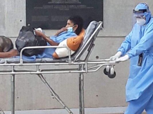 FOTOS: Así fue traslado de pacientes con Covid-19 al polideportivo de la UNAH