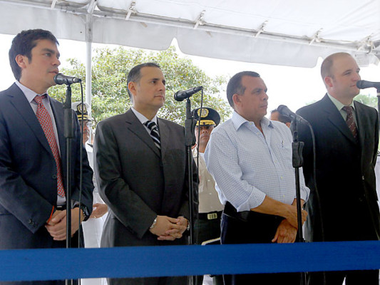 'Pepe' Lobo quema aletas de tiburón para promover la preservación de los escualos