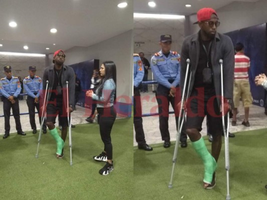 Johnny Palacios acudió en muletas a presenciar la final Motagua vs Olimpia